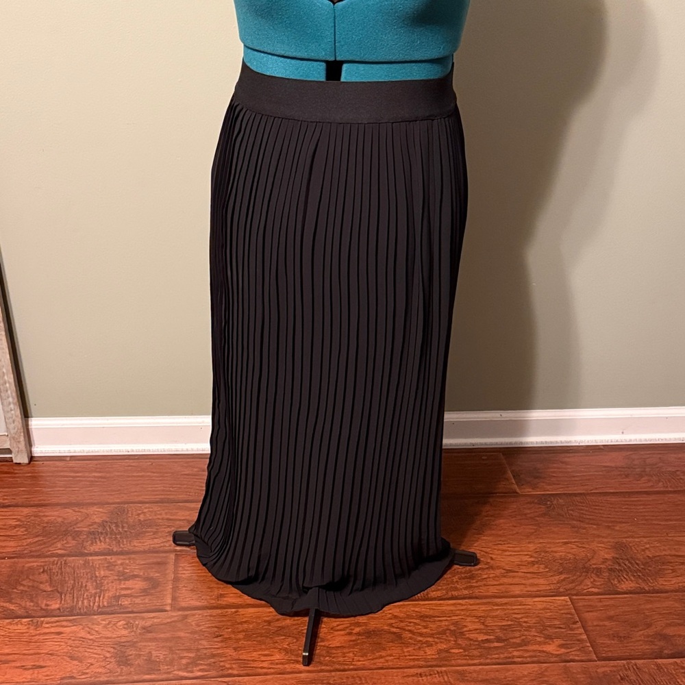 Zenana Outfitters Black Pleated Maxi Skirt